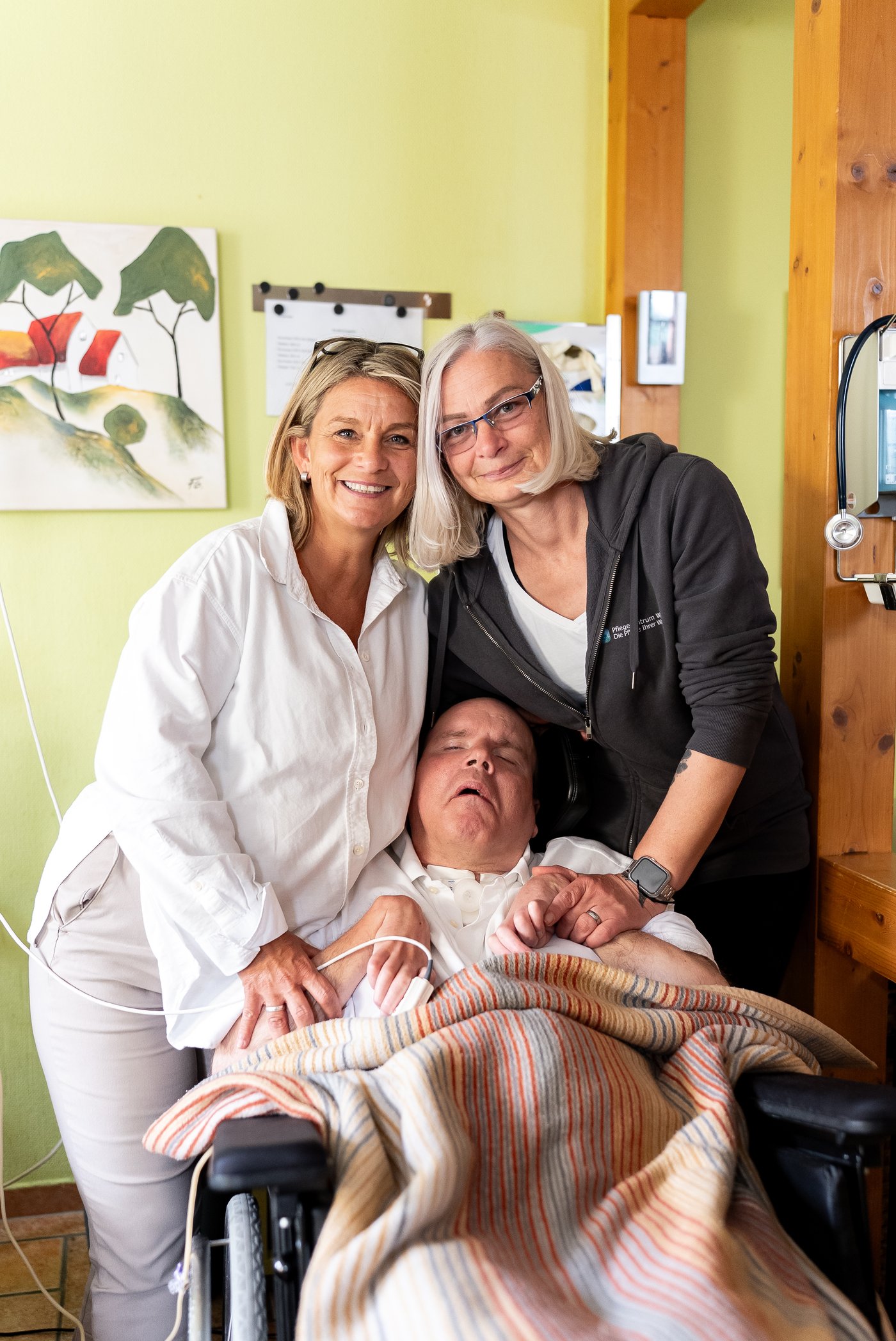 Team Bad Camberg des Pflegezentrum Wall in einem persönlichen Moment mit einem Patienten